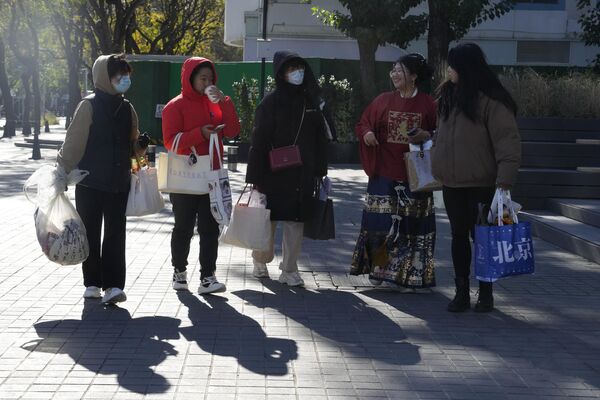 北京，雙十一期間顧客在購物區散步。 - 俄羅斯衛星通訊社