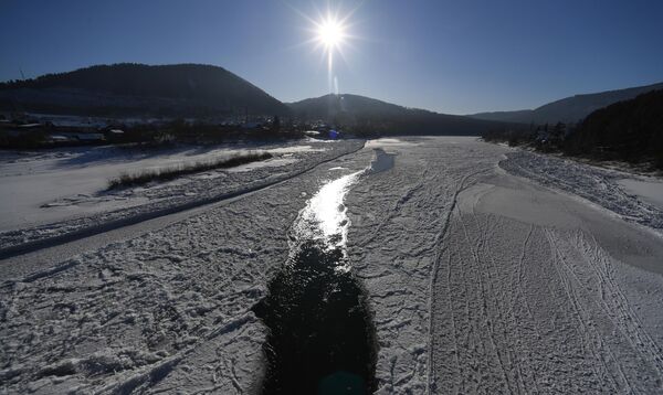 克拉斯諾亞爾斯克邊疆區的瑪瑙河（葉尼塞河支流）結冰。 - 俄羅斯衛星通訊社