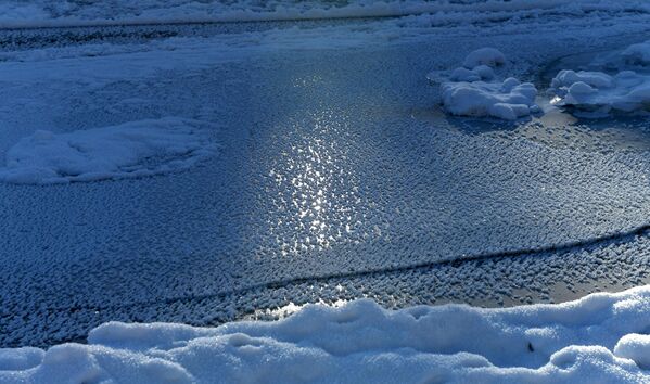 克拉斯诺亚尔斯克边疆区的玛瑙河（叶尼塞河支流）结冰。 - 俄罗斯卫星通讯社