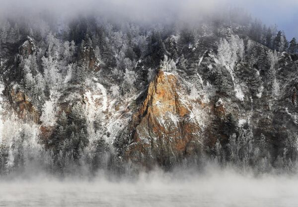 在克拉斯诺亚尔斯克边疆区迪夫诺戈尔斯克附近，叶尼塞河畔的泰加岩岸在霜冻的日子里显得格外寒冷。 - 俄罗斯卫星通讯社