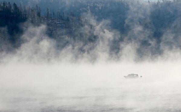 葉尼塞河上的一艘汽艇在克拉斯諾亞爾斯克邊疆區針葉林的冰凍霧汽中穿行。 - 俄羅斯衛星通訊社