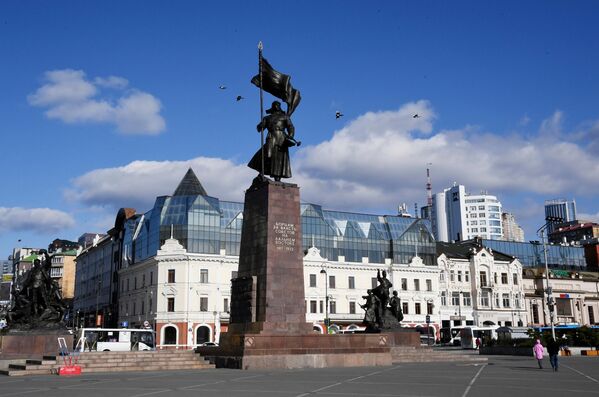 符拉迪沃斯托克中央广场上的苏维埃政权战士纪念碑。 - 俄罗斯卫星通讯社