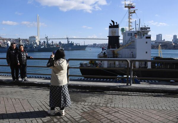 游客们在符拉迪沃斯托克海洋客运站拍照。 - 俄罗斯卫星通讯社