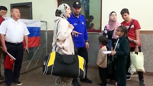 俄紧急情况部专家在把俄罗斯公民从加沙地带疏散后在埃及拉法口岸向他们提供帮助。 - 俄罗斯卫星通讯社
