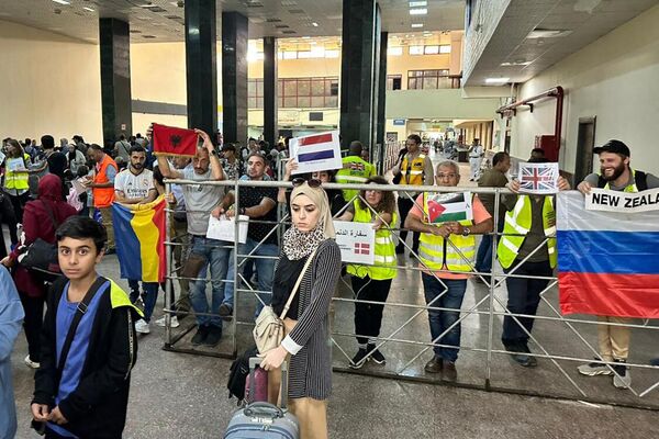 各國使館的代表們正等待著抵達埃及拉法口岸的雙重國籍人士。 - 俄羅斯衛星通訊社