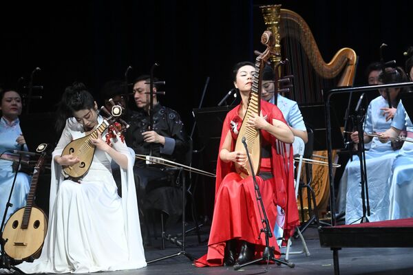 中國歌劇舞劇院民族樂團的音樂家們在莫斯科大劇院的新舞台上演出。此次演出在俄羅斯中國文化節背景下舉行。 - 俄羅斯衛星通訊社
