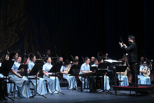 在指揮家於帆的指揮下，中國歌劇舞劇院民族樂團的音樂家們在莫斯科大劇院的新舞台上演出。此次演出在俄羅斯中國文化節背景下舉行。 - 俄羅斯衛星通訊社