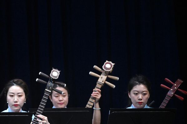 中国歌剧舞剧院民族乐团的音乐家们在莫斯科大剧院的新舞台上演出。此次演出在俄罗斯中国文化节背景下举行。 - 俄罗斯卫星通讯社