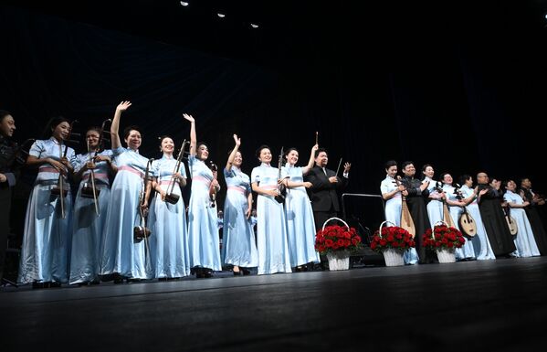 中國歌劇舞劇院民族樂團的音樂家們在莫斯科大劇院的新舞台上演出。此次演出在俄羅斯中國文化節背景下舉行。 - 俄羅斯衛星通訊社