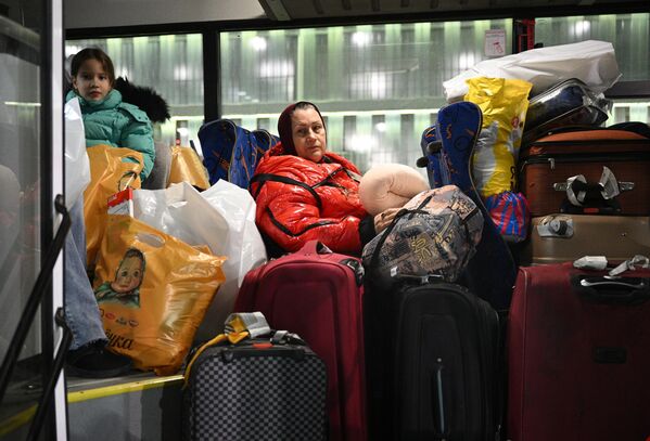 从加沙地带撤离的俄罗斯人在多莫杰多沃国际机场的大巴上。 - 俄罗斯卫星通讯社