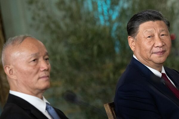 2023年11月15日，在亚太经合组织（APEC）旧金山峰会期间举行中美元首会晤之前，中国国家主席习近平等待会议开始。 - 俄罗斯卫星通讯社