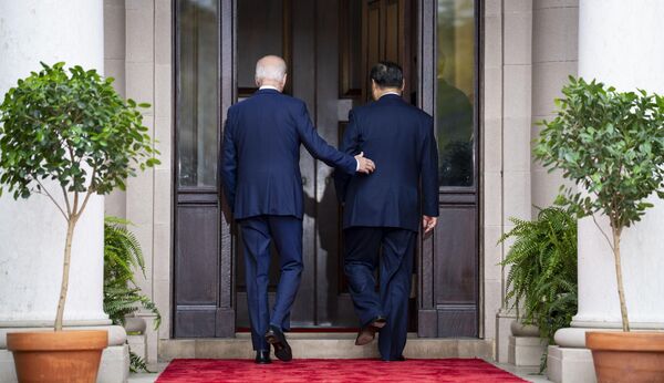2023年11月15日，在亞太經合組織（APEC）舊金山峰會期間，中國國家主席習近平與美國總統拜登在斐洛里莊園舉行會晤。 - 俄羅斯衛星通訊社