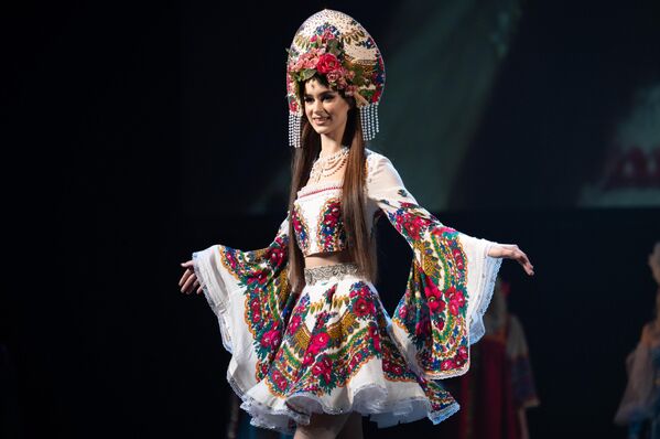 在索契冬季大劇院舉行的 “俄羅斯麗人” 全俄選美大賽決賽中的參賽者 歐萊西亞·加利奇亞（來自新羅西斯克）。 - 俄羅斯衛星通訊社