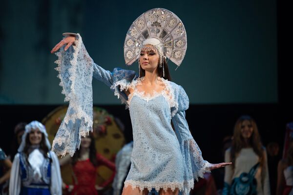 在索契冬季大劇院舉行的 “俄羅斯麗人” 全俄選美大賽決賽中的參賽者 索菲亞·普萊特尼奧娃（來自莫斯科州）。 - 俄羅斯衛星通訊社