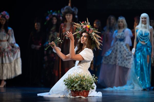 在索契冬季大劇院舉行的 “俄羅斯麗人” 全俄選美大賽決賽中的參賽者 葉夫根尼婭·普季洛娃（來自葉卡捷琳堡）。 - 俄羅斯衛星通訊社