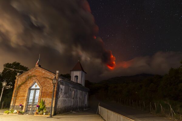 意大利南部，西西里島，從卡塔尼亞北部附近聖阿爾菲奧村馬加澤尼教堂看到的埃特納火山噴發時形成的煙霧。 - 俄羅斯衛星通訊社