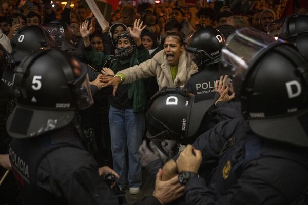 西班牙，巴塞羅那，警察與試圖進入一火車站的親巴勒斯坦抗議示威者發生衝突。 - 俄羅斯衛星通訊社