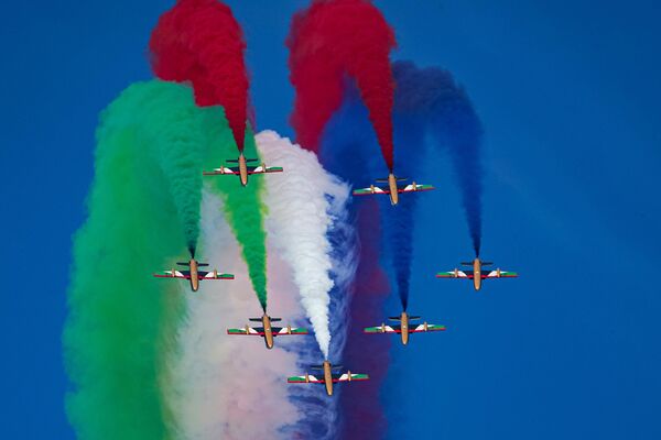 迪拜，阿聯酋空軍特技飛行表演隊“Al Fursan”正在 2023年迪拜國際航展（DubaiAirshow-2023）上進行飛行表演。 - 俄羅斯衛星通訊社