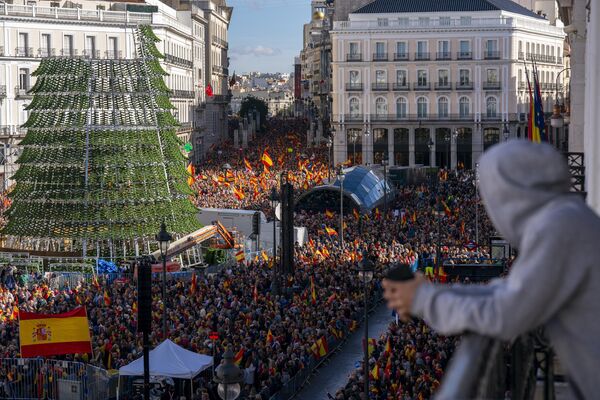 西班牙，馬德里，人們正舉著西班牙國旗參加由西班牙保守派人民黨組織的遊行示威。 - 俄羅斯衛星通訊社