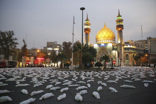 伊朗，德黑蘭，巴勒斯坦廣場上展出的用白色掩屍布裹住孩子屍體的藝術裝置模型。 - 俄羅斯衛星通訊社