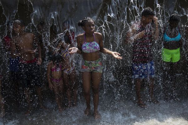 巴西，里約熱內盧，熱浪來襲，人們在馬杜雷拉公園的噴泉里消暑。 - 俄羅斯衛星通訊社
