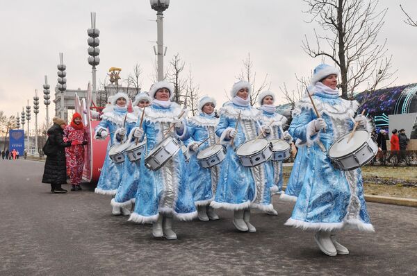 国际展览和论坛“俄罗斯”严寒老人之日。雪姑娘鼓手管弦乐队伴着来自乌德穆尔特的严寒老人的雪橇表演。 - 俄罗斯卫星通讯社