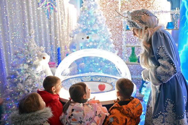 雪姑娘带着孩子们在莫斯科严寒老人住所为他庆生。 - 俄罗斯卫星通讯社