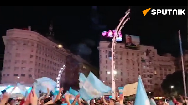 阿根廷民眾慶祝米萊在總統選舉中勝出 - 俄羅斯衛星通訊社