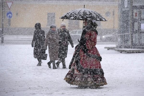 11月21日周二，俄罗斯圣彼得堡，一名身穿18世纪服装的街头艺人在雪中行走。 - 俄罗斯卫星通讯社