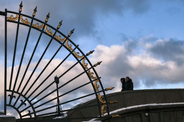 圣彼得堡，人们在洗衣桥上行走。 - 俄罗斯卫星通讯社