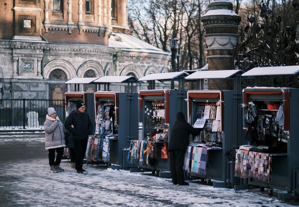 聖彼得堡，市民在格里博耶多夫運河沿岸街散步。 - 俄羅斯衛星通訊社