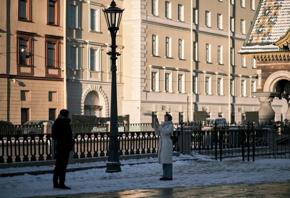 圣彼得堡，人们在格里博耶多夫运河沿岸街拍照。 - 俄罗斯卫星通讯社