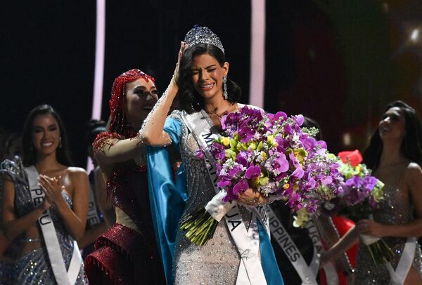 在圣萨尔瓦多举行的2023年第72届环球小姐选美大赛上戴上冠军皇冠的谢尼斯·帕拉西奥斯。 - 俄罗斯卫星通讯社