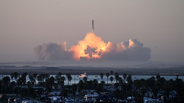 美国，德克萨斯州，SpaceX星舰火箭从星港(Starbase)发射场点火升空 - 俄罗斯卫星通讯社