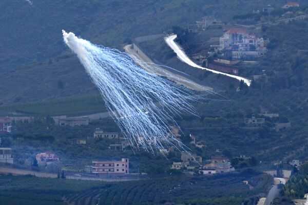 一枚由以色列发射的炮弹在与以色列接壤的黎巴嫩村庄卡法奇拉上空爆炸。 - 俄罗斯卫星通讯社