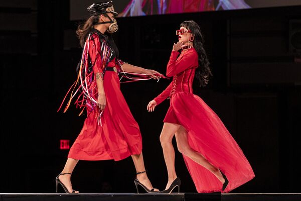 加拿大，溫哥華，原住民時裝周“紅裙”秀中的模特。 - 俄羅斯衛星通訊社