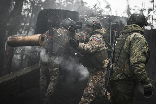 俄军炮兵用“Msta-B”牵引式榴弹炮向乌军阵地开火。 - 俄罗斯卫星通讯社