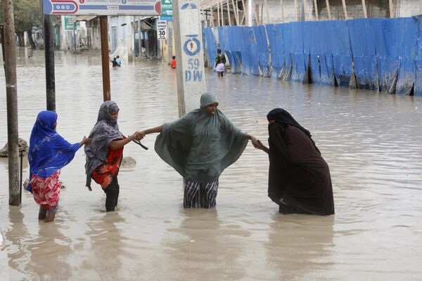 索马里，摩加迪沙，暴雨后在洪水中行走的妇女们。 - 俄罗斯卫星通讯社