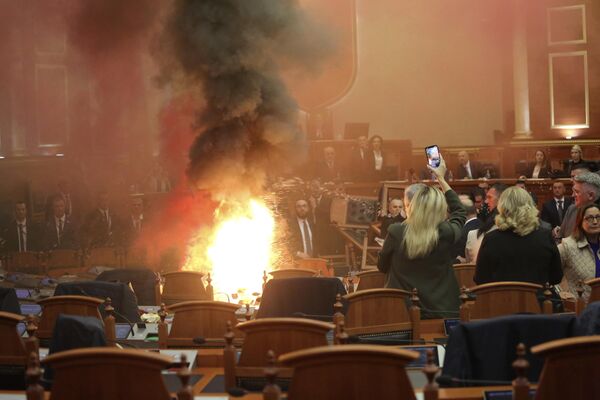阿尔巴尼亚，地拉那，阿尔巴尼亚反对党在议会大厅点燃烟雾弹并扰乱议会会议，以示对执政的社会党越来越独裁统治的抗议。 - 俄罗斯卫星通讯社