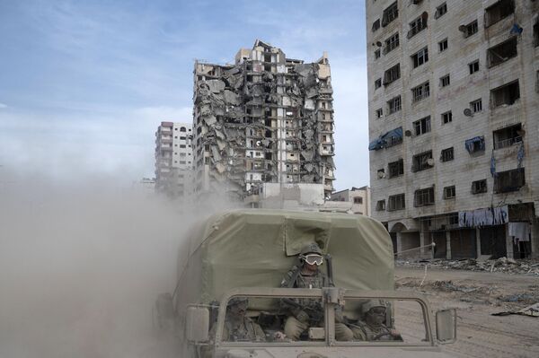 巴勒斯坦，以色列军人在军事行动中驾驶车辆从被毁的建筑物旁穿过。 - 俄罗斯卫星通讯社