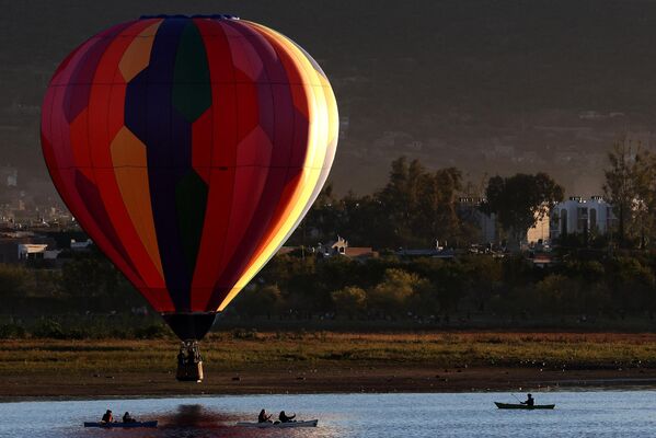 墨西哥，萊昂，第 21 屆國際熱氣球節上飛越城市上空的熱氣球。 - 俄羅斯衛星通訊社