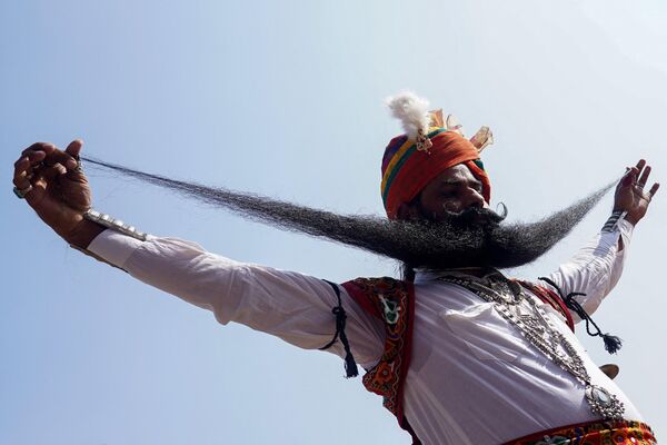 印度，拉賈斯坦邦普什卡，一名男子在一年一度的普什卡集市中的鬍子比賽上展示自己的鬍子。 - 俄羅斯衛星通訊社