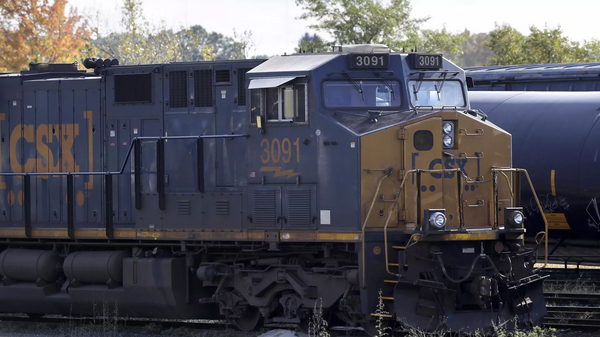 美国运输公司：肯塔基州一列载有硫磺的火车脱轨引发火灾，该州已宣布进入紧急状态 - 俄罗斯卫星通讯社