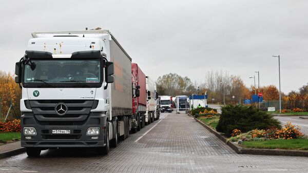 俄加里宁格勒州与立陶宛边境145辆卡车排成长龙
