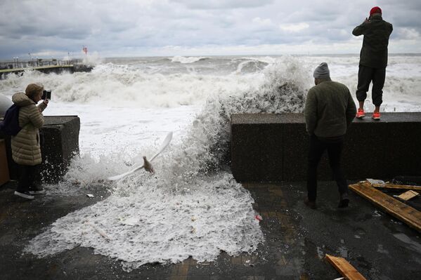 人们在索契堤岸上观看暴风雨。 - 俄罗斯卫星通讯社