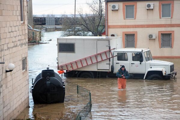 俄罗斯紧急情况部工作人员在克里米亚被洪水淹没的街道上。克里米亚半岛全境的暴风雨警报已生效。受强烈暴风雨影响，半岛上有49.8万居民断电。 - 俄罗斯卫星通讯社