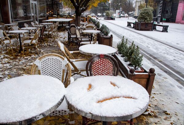辛菲罗波尔一家咖啡馆被积雪覆盖的露天阳台。克里米亚半岛全境的暴风雨警报已生效。受强烈暴风雨影响，半岛上有49.8万居民断电。 - 俄罗斯卫星通讯社