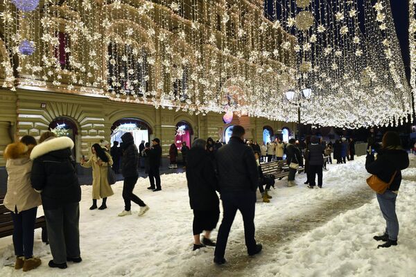 莫斯科古姆百货商场门前街道的新年装扮。 - 俄罗斯卫星通讯社
