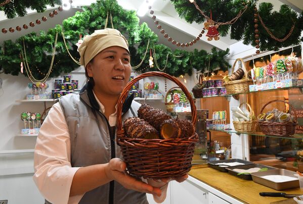 莫斯科古姆百货商场里一家糖果店的摊主。 - 俄罗斯卫星通讯社