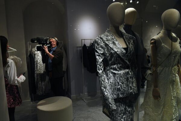 参观者可以在俄罗斯设计师POP UP商店里购买心仪的俄罗斯品牌大秀的服装。 - 俄罗斯卫星通讯社